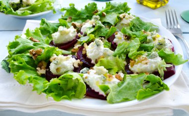 Keçi peyniri, ceviz, yeşillik ve otlar ile pancar salatası
