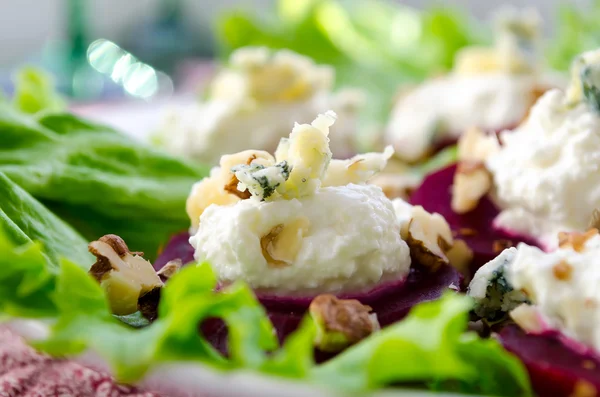 Salada de beterraba com queijo de cabra, nozes, verduras e ervas — Fotografia de Stock