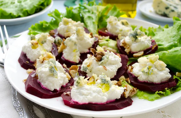 Salada de beterraba com queijo de cabra, nozes, verduras e ervas — Fotografia de Stock