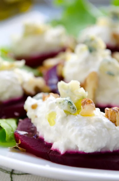 Rübensalat mit Ziegenkäse, Walnüssen, Gemüse und Kräutern — Stockfoto