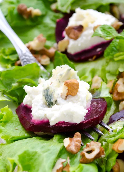 Insalata di barbabietole con formaggio di capra, noci, verdure ed erbe aromatiche — Foto Stock