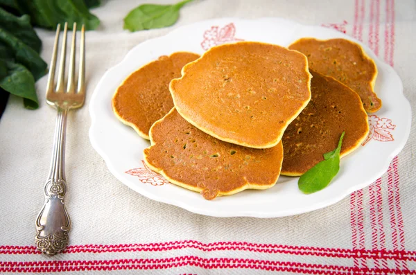 சைவ க்ளூட்டன் இல்லாத ஸ்பினாச் பேன்கேக்குகள் — ஸ்டாக் புகைப்படம்