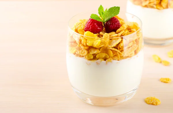 Сніданок з пластівцями, йогуртом та свіжою малиною — стокове фото