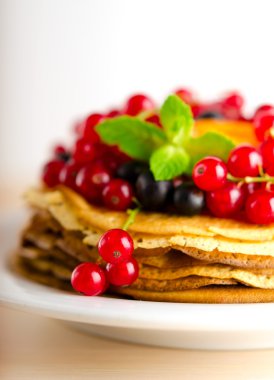 Krep meyveler ve meyve ile: kayısı, kırmızı, blackcurrant