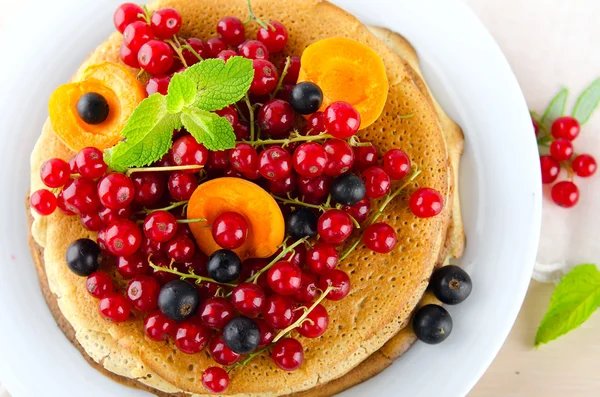 Crêpes aux baies et fruits : abricot, rouge, cassis — Photo