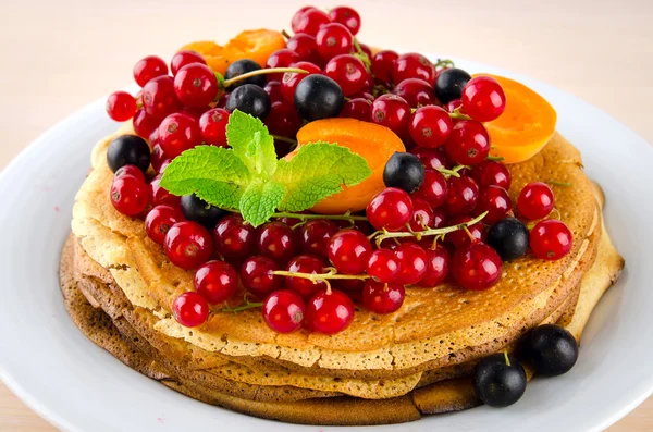 Panquecas com bagas e frutas: damasco, vermelho, groselha preta — Fotografia de Stock