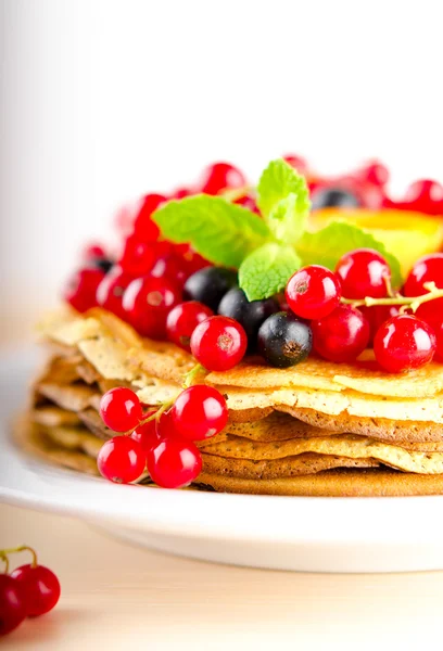 Panqueques con bayas y frutas: albaricoque, rojo, grosella negra — Foto de Stock