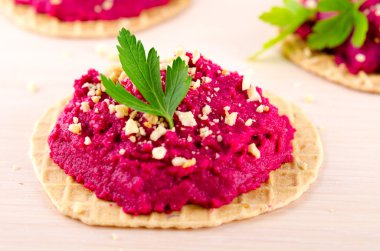 Pancar Humus ile fıstık ve maydanoz ince gofret üzerinde