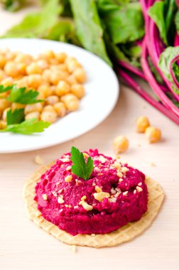 Pancar Humus ile fıstık ve maydanoz ince gofret üzerinde