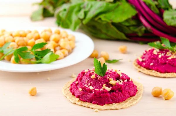 Pancar Humus ile fıstık ve maydanoz ince gofret üzerinde