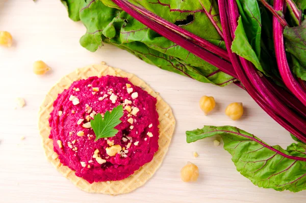 Pancar Humus ile fıstık ve maydanoz ince gofret üzerinde