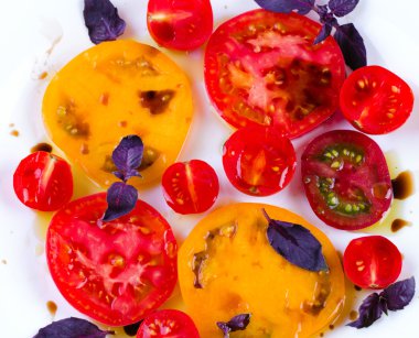 domates, mozzarella ve fesleğen ile Caprese salatası.