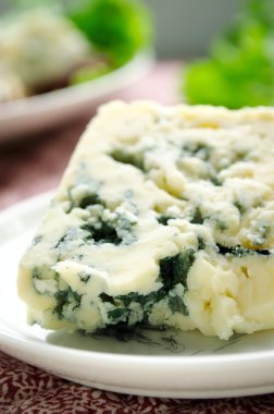 Gorgonzola peyniri beyaz plaka üzerinde