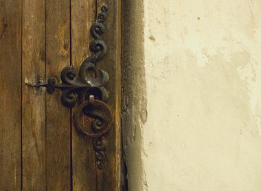 Eski bir ahşap kapı.