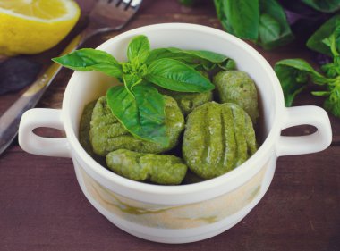 Gnocchi ıspanak, fesleğen ve limon ile