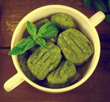 Gnocchi ıspanak, fesleğen ve limon ile