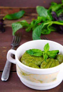 Gnocchi ıspanak, fesleğen ve limon ile