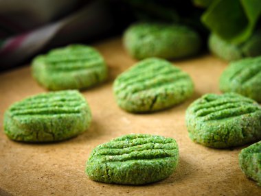 Gnocchi ıspanak, fesleğen ve limon ile