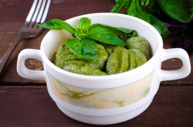 Gnocchi ıspanak, fesleğen ve limon ile