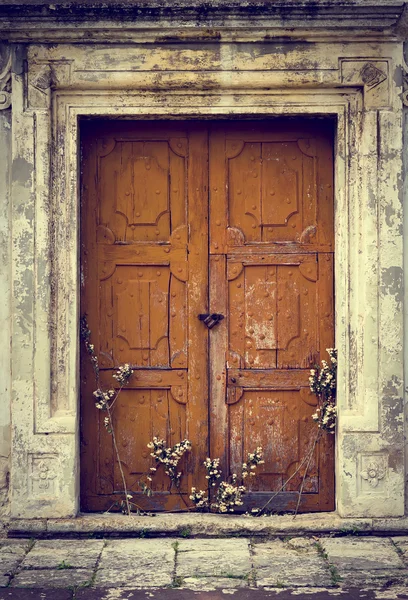 Eski bir ahşap kapı. — Stok fotoğraf