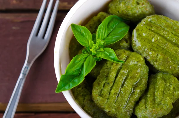 Gnocchi mit Spinat, Basilikum und Zitrone — Stockfoto