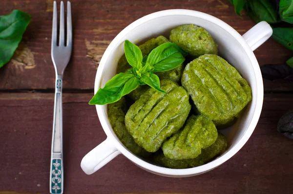 Gnocchi mit Spinat, Basilikum und Zitrone — Stockfoto