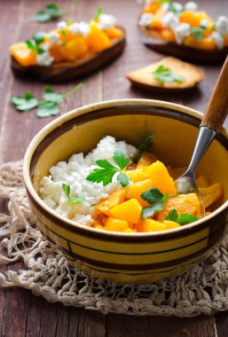 Ev yapımı peynir ve otlar ile ızgara kabak