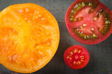 Renkli çeşitleri ahşap arka plan domates