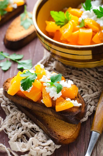 Bruschetta com pedaços de abóbora, queijo de cabra e salsa — Fotografia de Stock