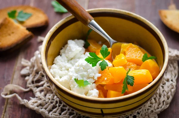 Ev yapımı peynir ve otlar ile ızgara kabak