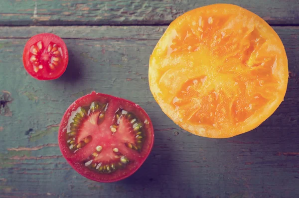 Renkli çeşitleri ahşap arka plan domates