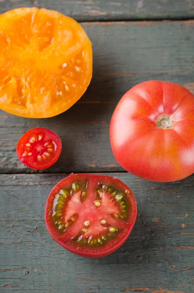 Renkli çeşitleri ahşap arka plan domates