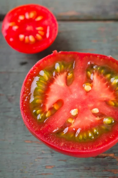 Renkli çeşitleri ahşap arka plan domates