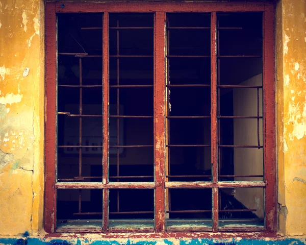Rusty żelaza siatka zamiast okna na tle nieczysty — Zdjęcie stockowe