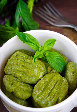 Gnocchi ıspanak, fesleğen ve limon ile