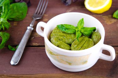 Gnocchi ıspanak, fesleğen ve limon ile