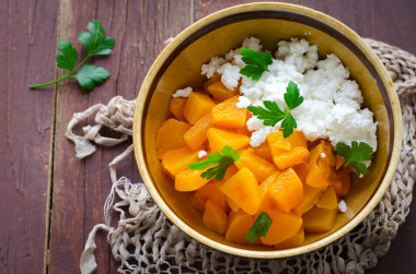 Ev yapımı peynir ve otlar ile ızgara kabak