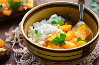 Ev yapımı peynir ve otlar ile ızgara kabak