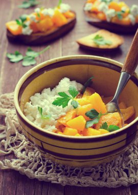 Ev yapımı peynir ve otlar ile ızgara kabak