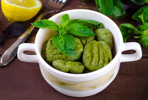 Gnocchi mit Spinat, Basilikum und Zitrone — Stockfoto