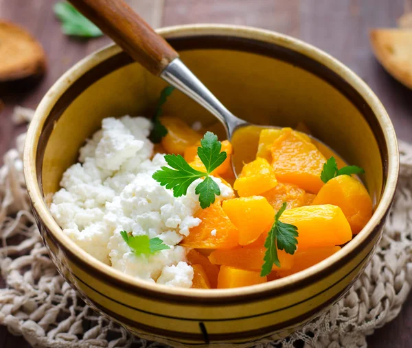 Gegrilde pompoen met huisgemaakte kaas en kruiden — Stockfoto