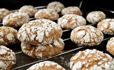 Çikolatalı çatlak kurabiye siyah arka plan üzerine