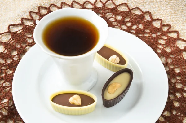 Dunkle und weiße Schokoladenbonbons mit Haselnuss, Cashew — Stockfoto