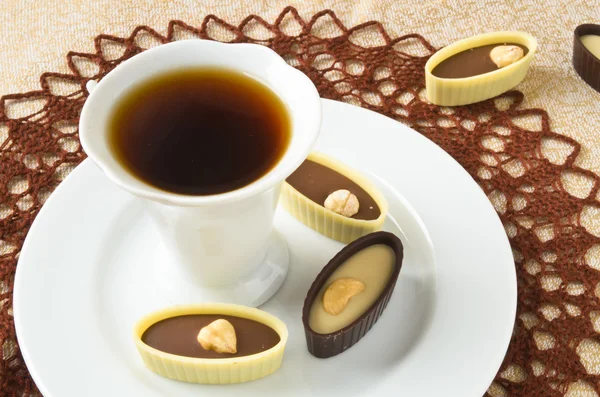 Dunkle und weiße Schokoladenbonbons mit Haselnuss, Cashew — Stockfoto