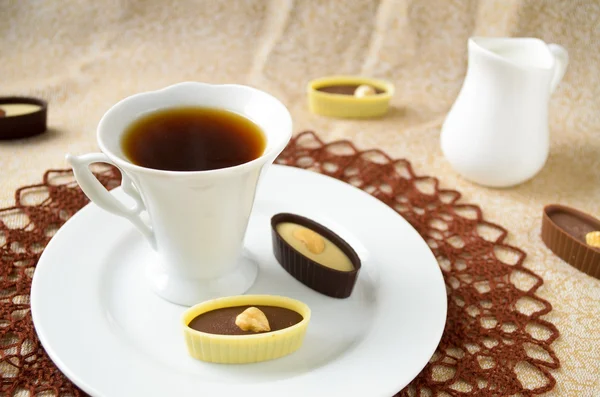 Dunkle und weiße Schokoladenbonbons mit Haselnuss, Cashew — Stockfoto