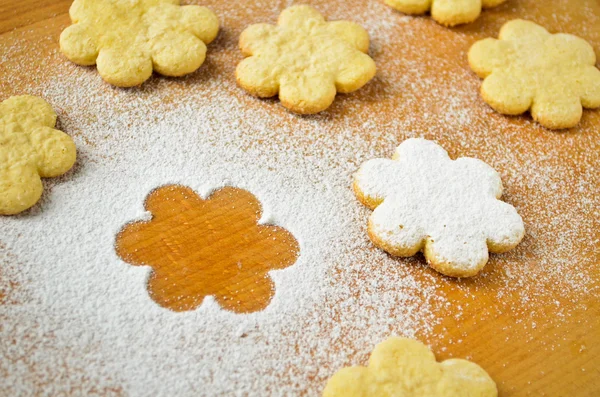 Christmas gingerbread cookies, sprinkled with powdered sugar — Stock Photo, Image