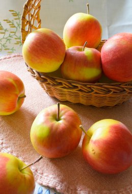 Yeşil ve kırmızı organik elma sepeti