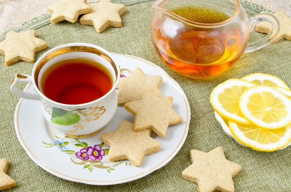 Galletas de estrella caseras con té y limón —  Fotos de Stock