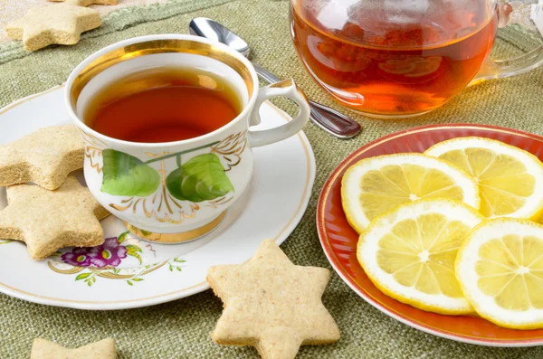 Galletas de estrella caseras con té y limón —  Fotos de Stock