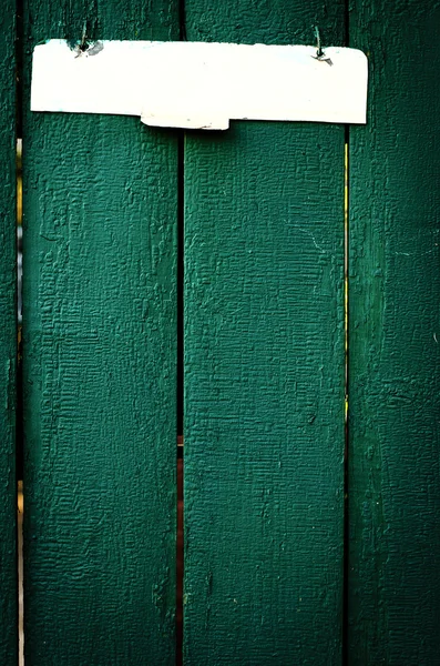Старый винтажный деревянный забор с металлическим знаком — стоковое фото